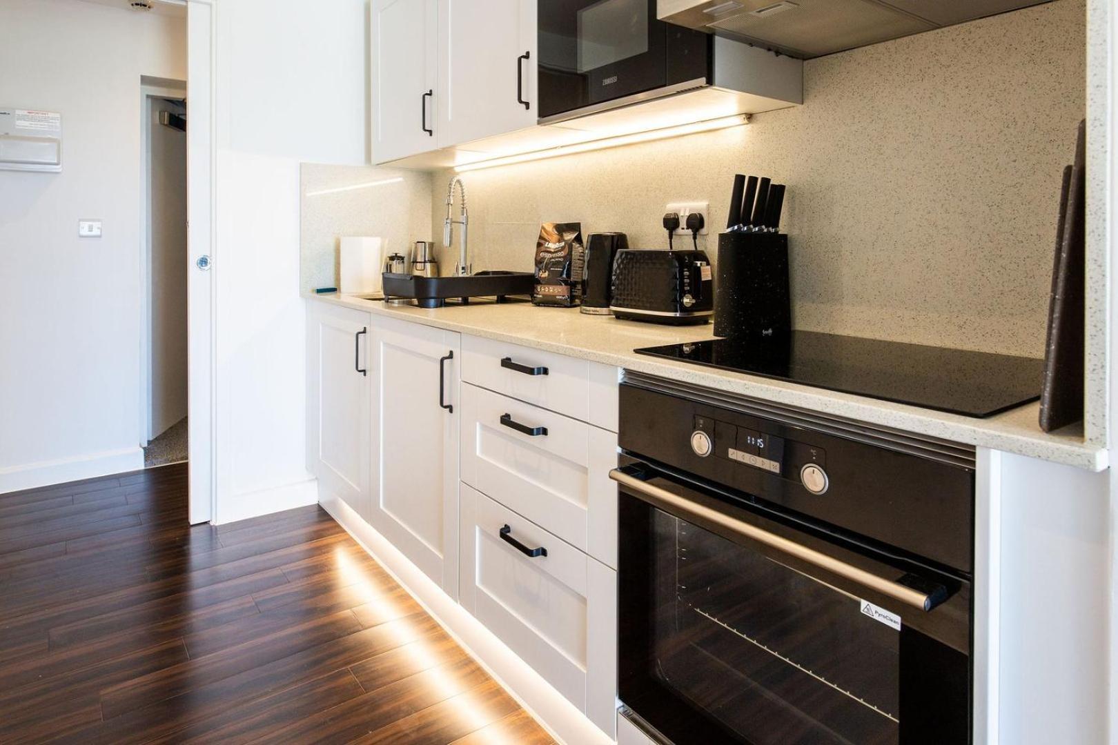 Stylish Apartment W/ Private Garden - Dog Friendly Newport  Exterior photo